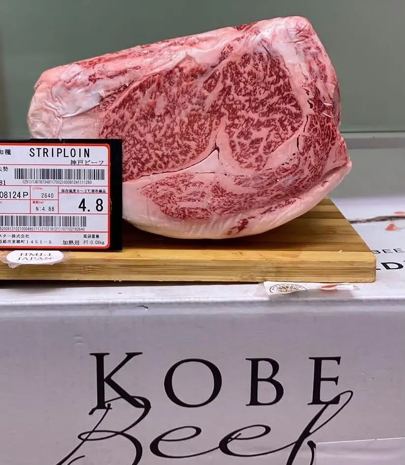Striploin di Kobe Beef con etichetta d’origine, appoggiato sulla sua scatola