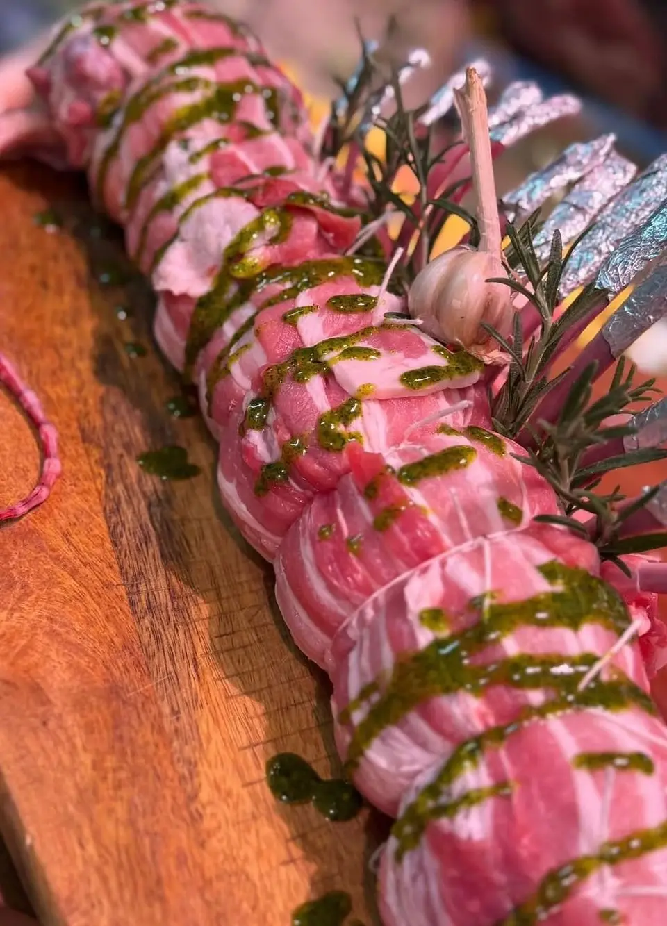 Carré di maiale arrotolato con salsa verde, rosmarino e aglio