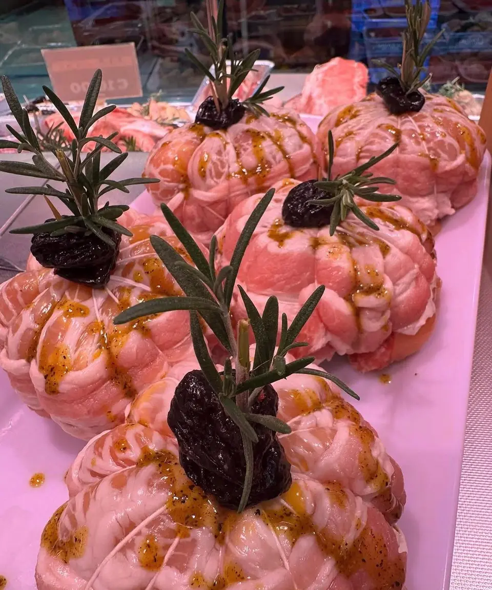 Rollè di maiale con prugne e rosmarino in vetrina