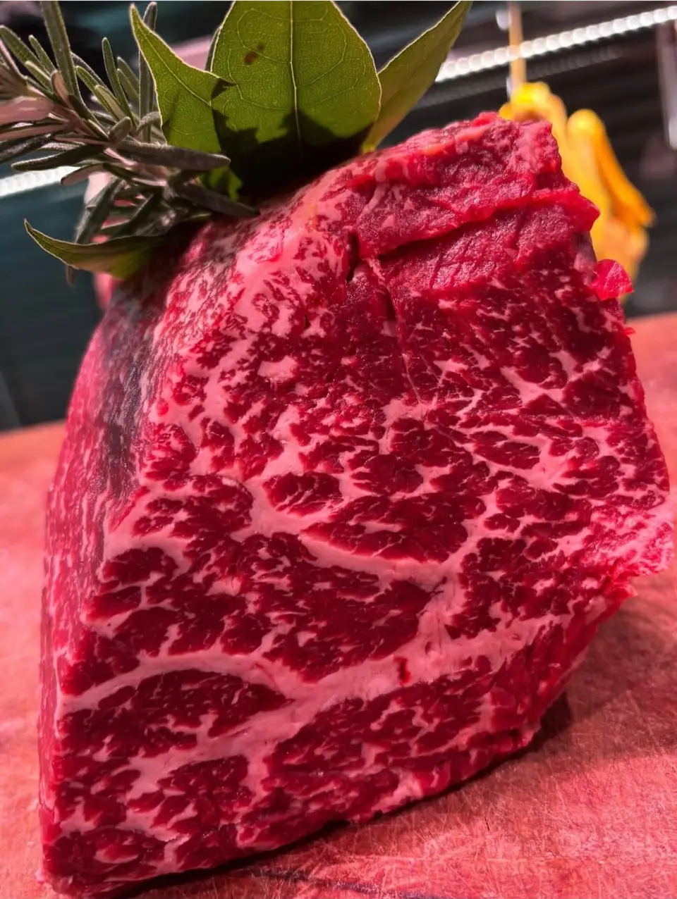 Blocco di Wagyu marezzato decorato con alloro e rosmarino